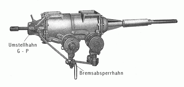 Seitenansicht eines Kkp-Steuerapparates. Links ist das Steuerventil zu sehen, rechts daneben das Beschleunigungsventil. Beide sind über ein Gestänge miteinander verbunden, damit in der Bremsstellung G das Beschleunigungsventil ausgeschaltet wird.